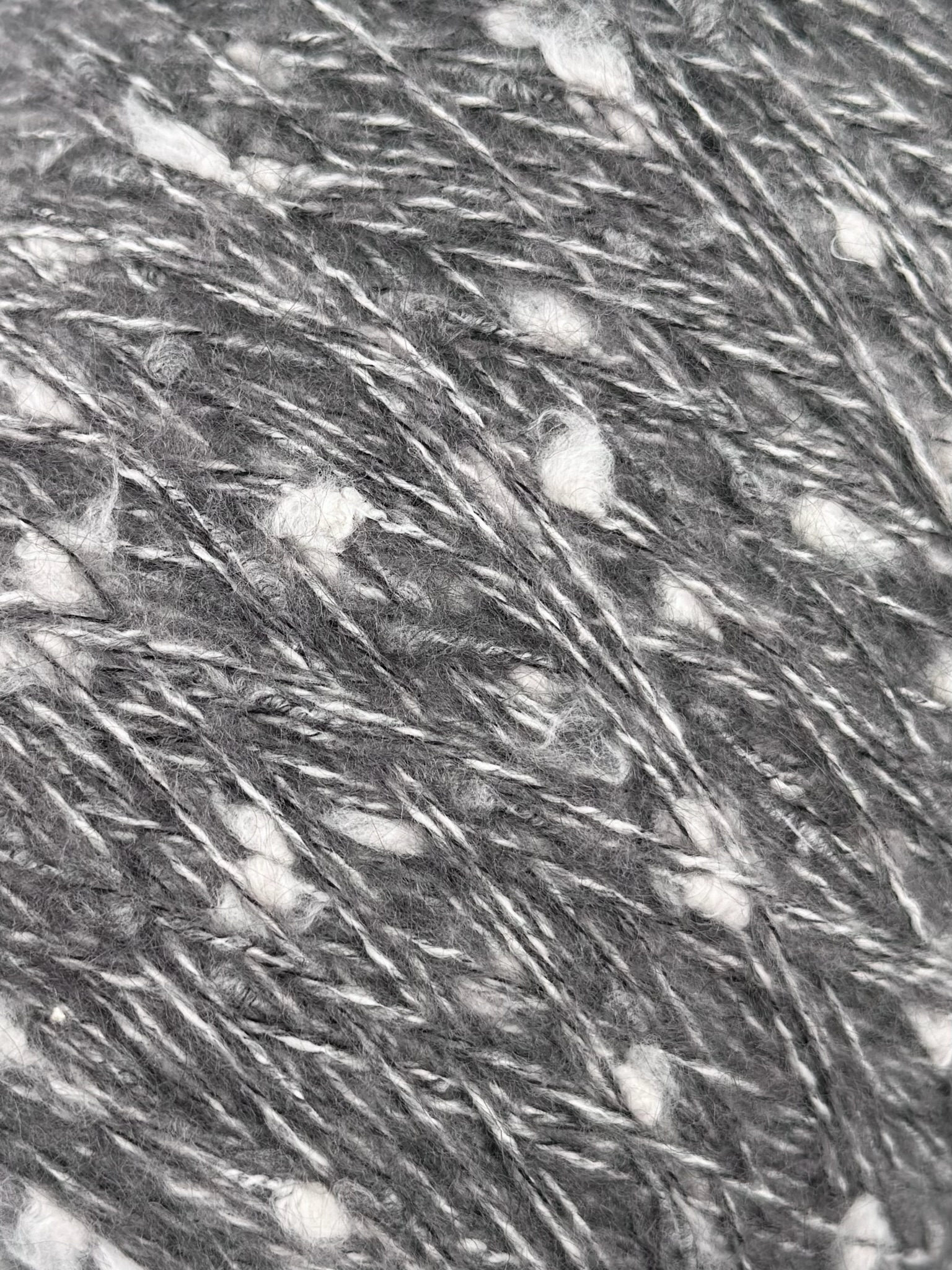 New Mill Fuego Nm 2500 – Fantasiegarn Bouclé mit Kaschmir, Wolle und Kid Mohair col. Mittelgrau